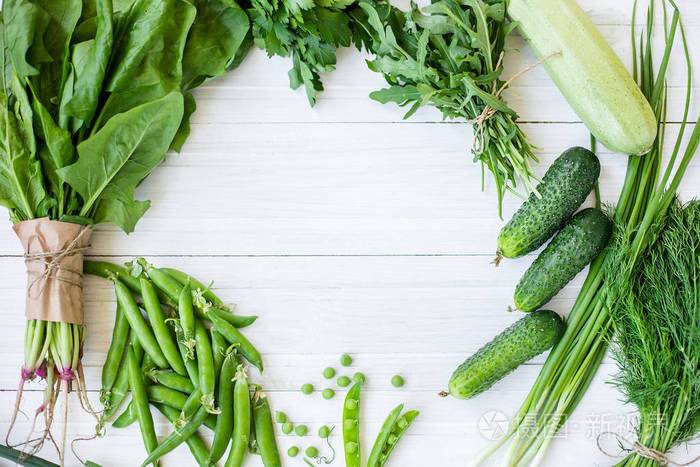 在白色背景下组成的绿色有机素食产品绿叶蔬菜豆类西葫芦大蒜洋葱黄瓜